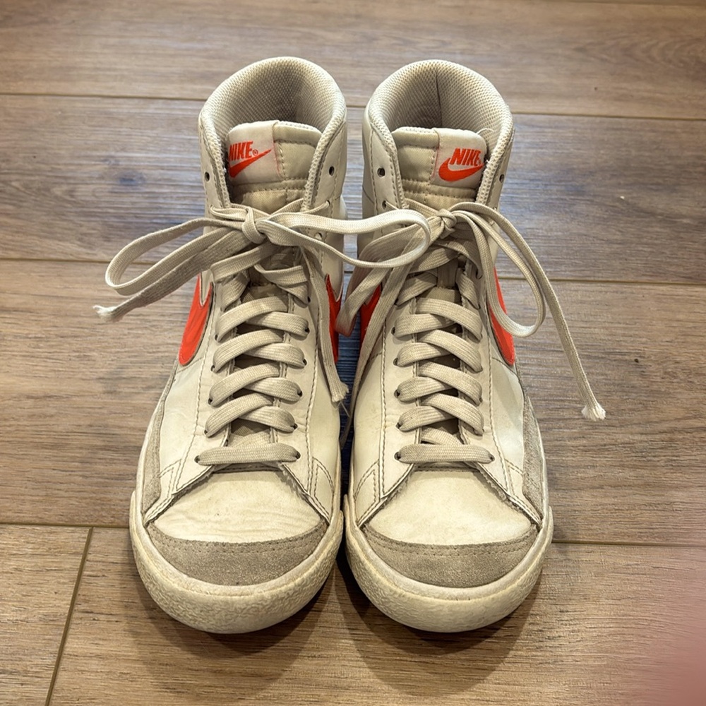 NIKE BLAZERS Mid 77 Size 6 Y